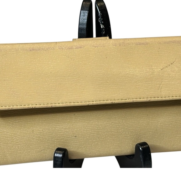 Gucci Tan Wallet with Textured Leather and Metallic Clasp - Picture 6 of 13